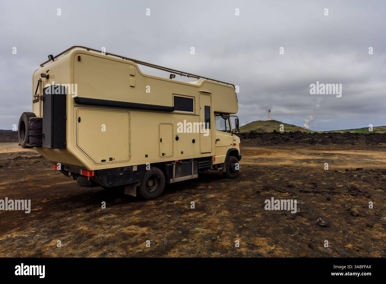 Camion garé dans un paysage rural reculé, géoparc mondial UNESCO de Reykjanes, péninsule du Sud, Islande Banque D'Images
