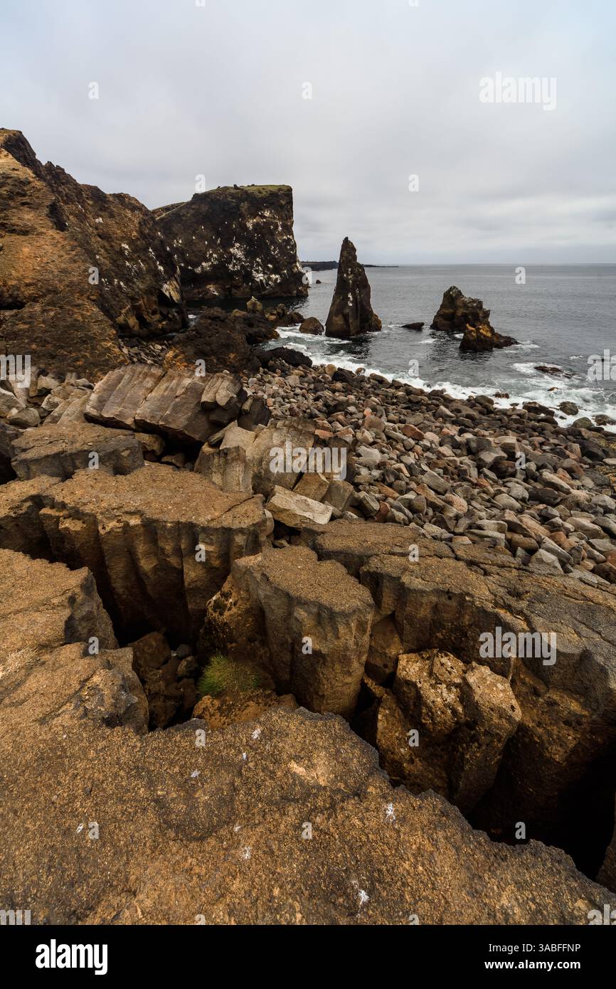 Falaise de Valahnukur et côte Atlantique Nord, Géoparc mondial UNESCO de Reykjanes, péninsule du Sud, Islande Banque D'Images