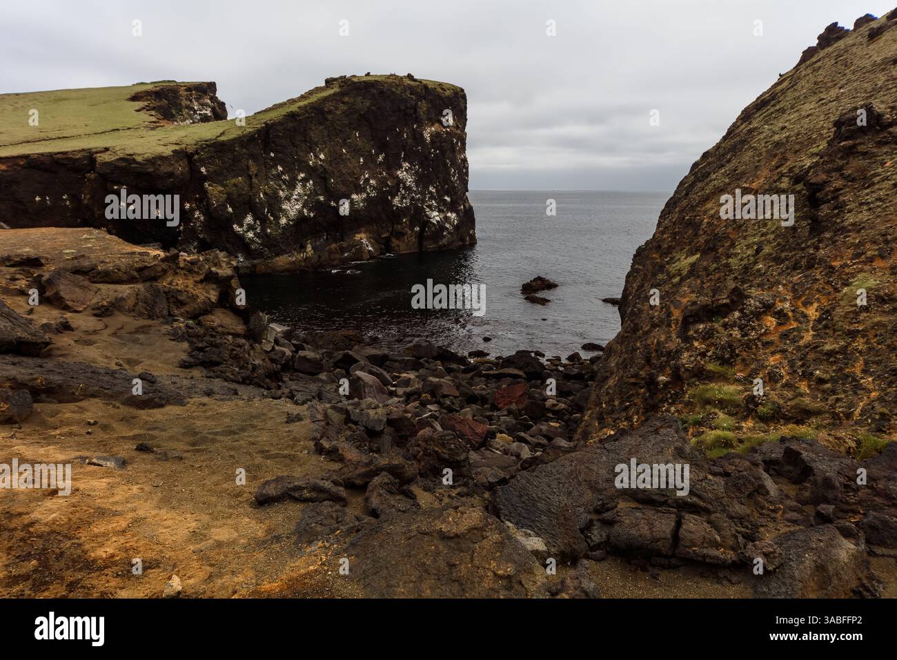 Falaise de Valahnukur et côte Atlantique Nord, Géoparc mondial UNESCO de Reykjanes, péninsule du Sud, Islande Banque D'Images