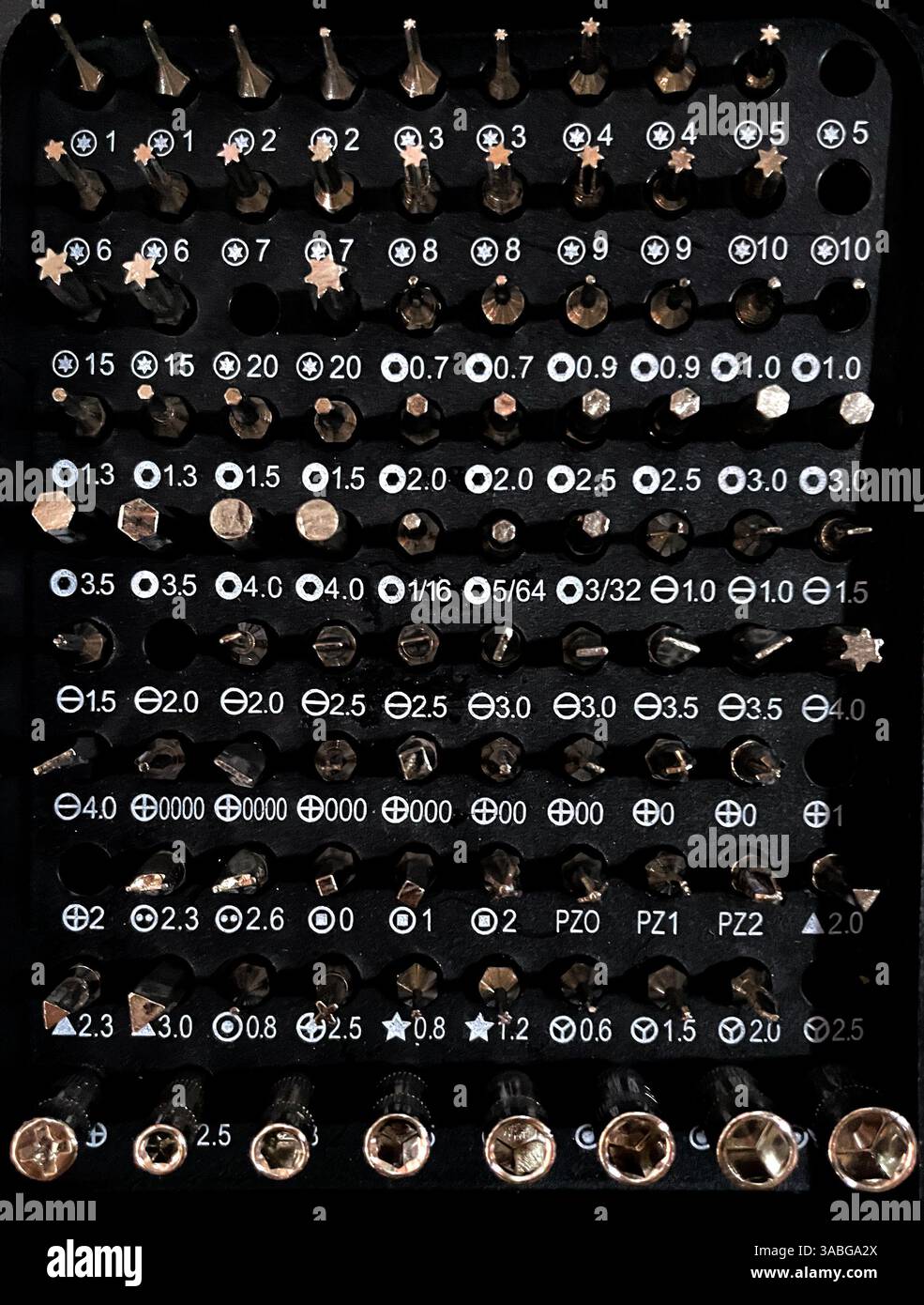 Vue de dessus d'Un jeu d'embouts multi-tailles pour tournevis. Un ensemble de bits pour la réparation - Image de stock capturée avec un smartphone