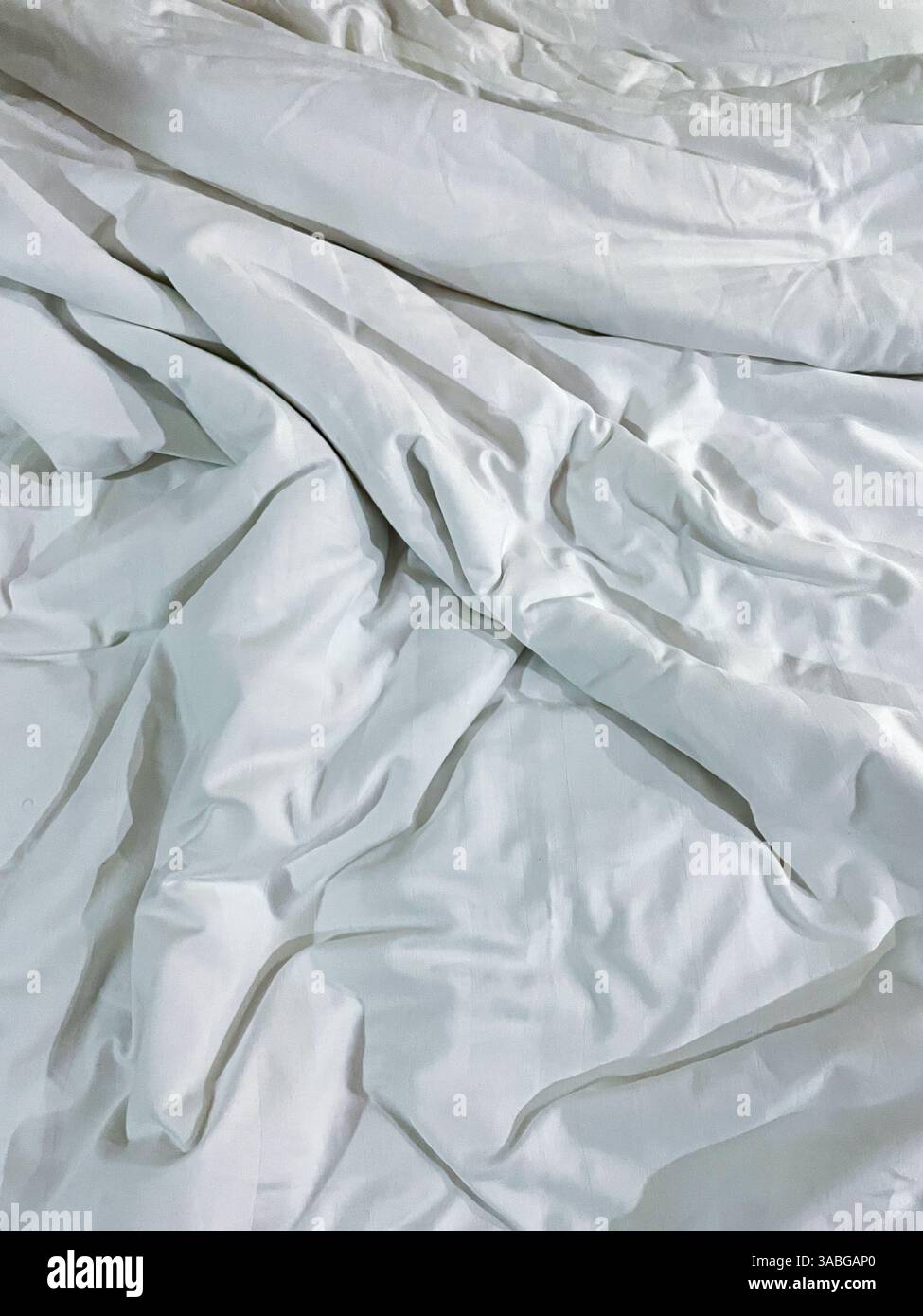 housse de lit blanche désordonnée comme fond de texture - Image de stock capturée avec un smartphone