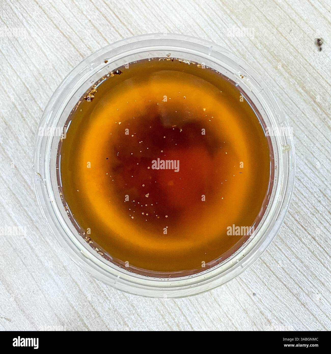 huile de cuisson utilisée sur un bol en plastique - Image de stock capturée avec un smartphone