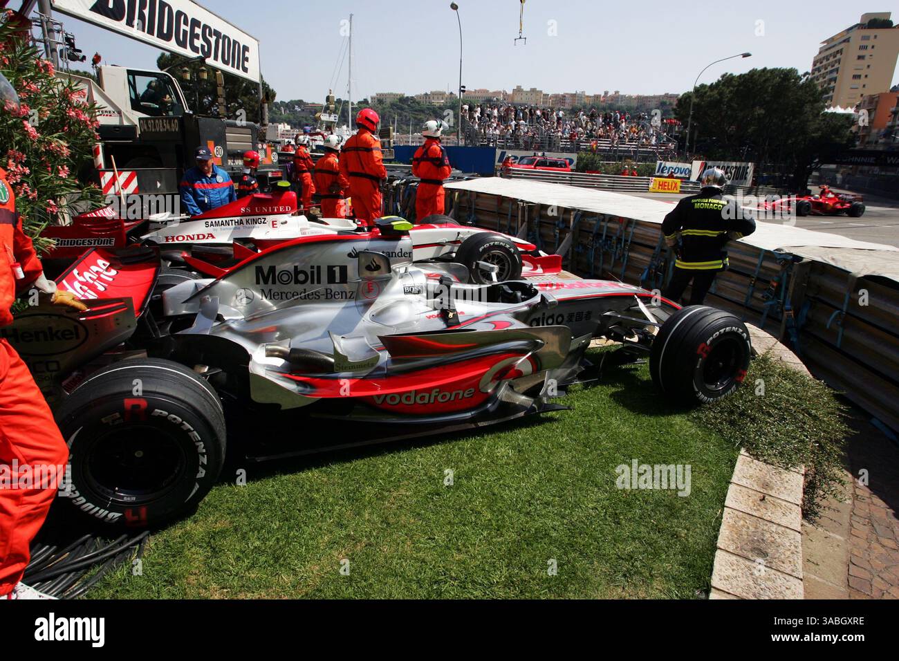 Felipe Massa (BRA) Ferrari F2007 dépasse la McLaren Mercedes MP4/22 endommagée de Lewis Hamilton (GBR) McLaren à Ste Devote...Championnat du monde de formule 1, Rd 5, Grand Prix de Monaco, Practice Day, Monte-Carlo, Monaco, jeudi 24 mai 2007...IMAGE NUMÉRIQUE. (Crédit image : ©Sutton Motorsports/ZUMA Press) RESTRICTIONS : DROITS en Amérique du Nord et du Sud SEULEMENT ! Banque D'Images