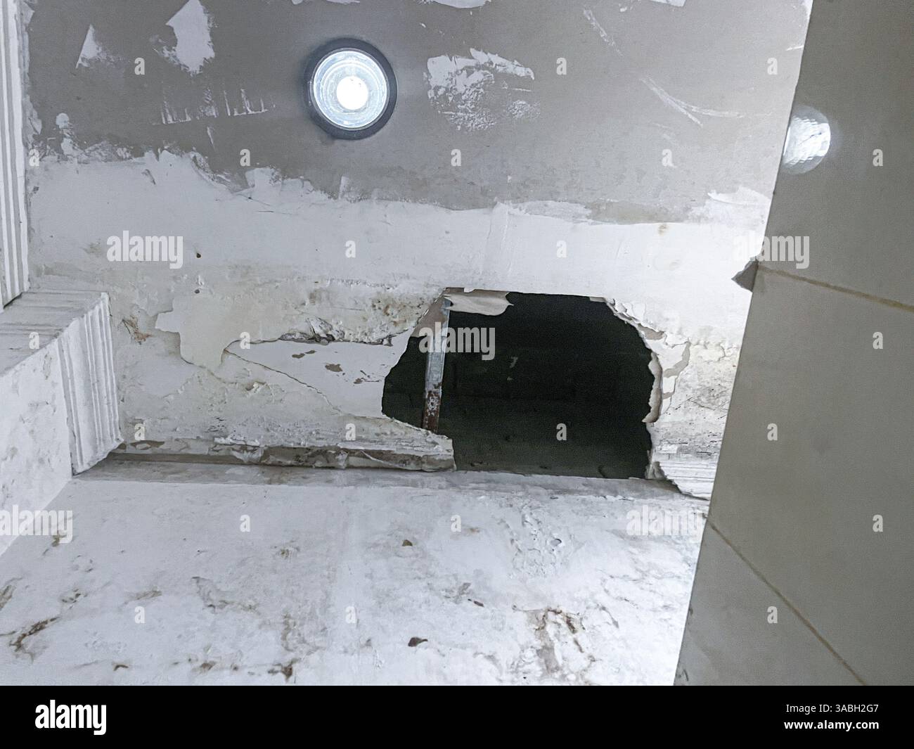 Panneaux de plafond cassés endommagés avec un trou énorme sur la vieille pièce sale - Image de stock capturée avec un smartphone