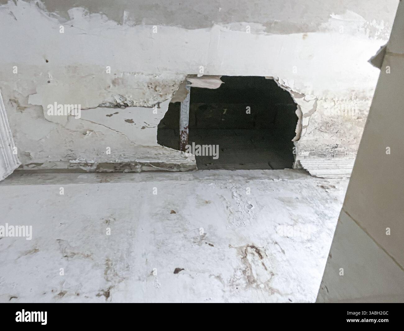 Panneaux de plafond cassés endommagés avec un trou énorme sur la vieille pièce sale - Image de stock capturée avec un smartphone