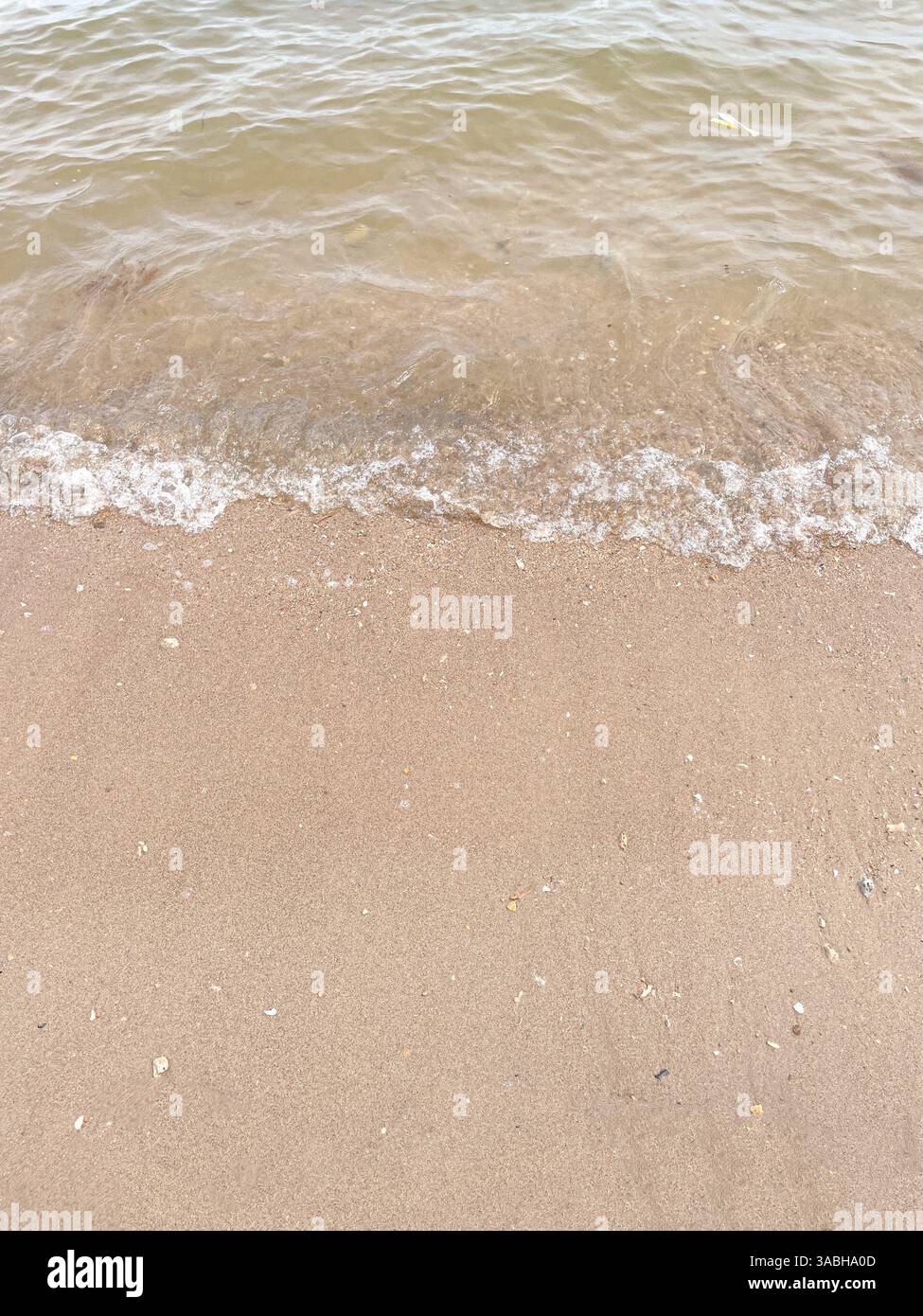Vague de l'océan bleu doux sur une plage de sable. L'arrière-plan. - Image de stock capturée avec un smartphone