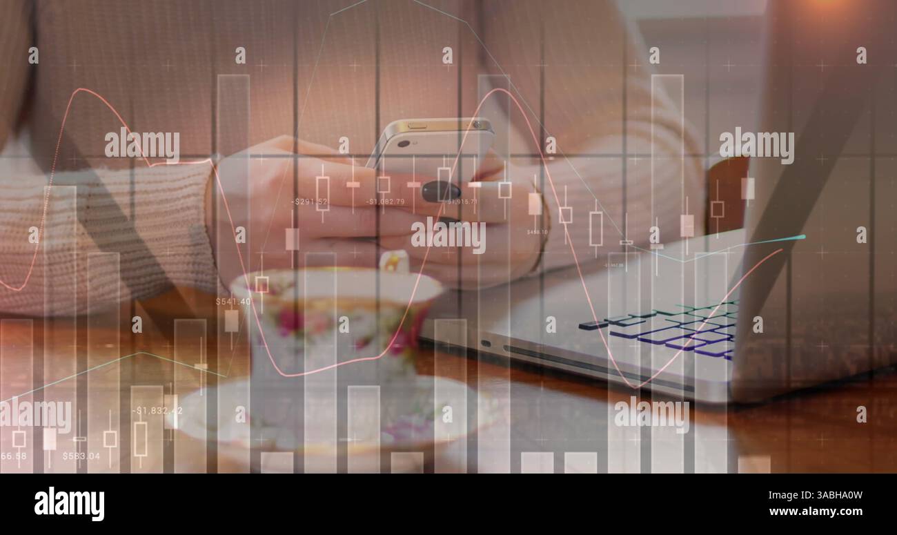 Image des statistiques et du traitement des données sur une femme utilisant un smartphone Banque D'Images