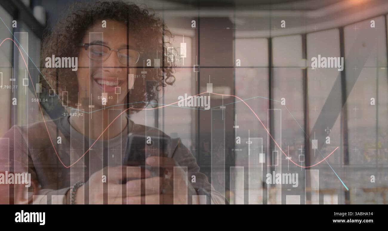 Image des statistiques et du traitement des données sur l'homme à l'aide d'un smartphone Banque D'Images