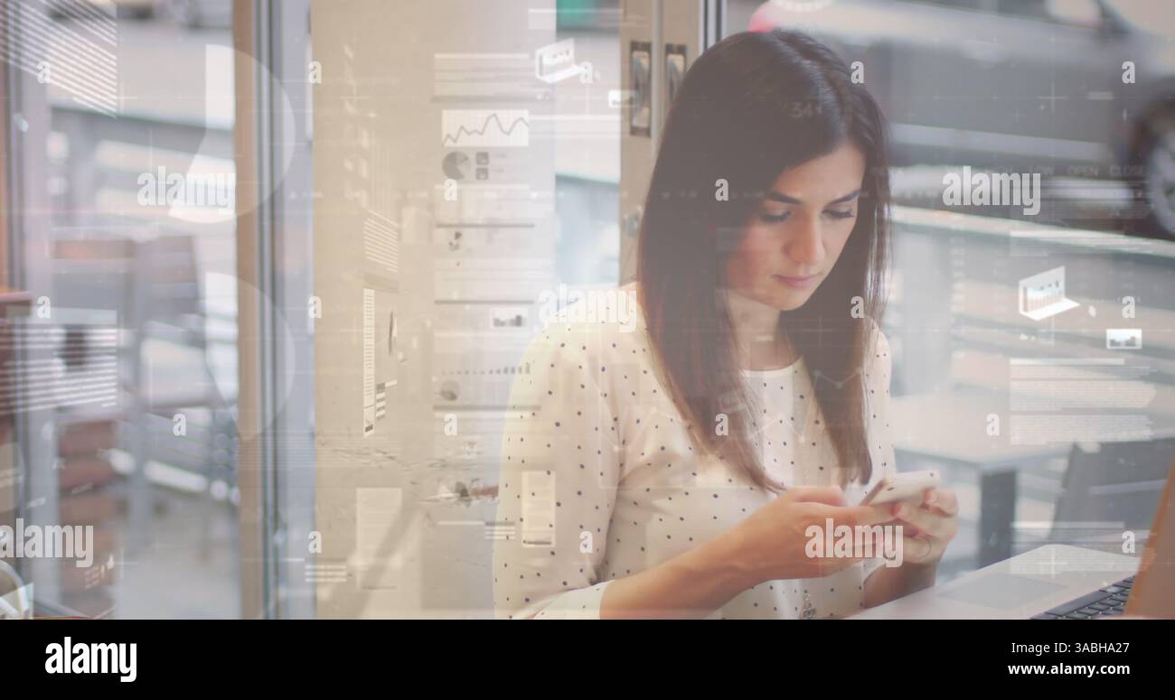 Image des statistiques et du traitement des données sur femme d'affaires à l'aide d'un smartphone Banque D'Images