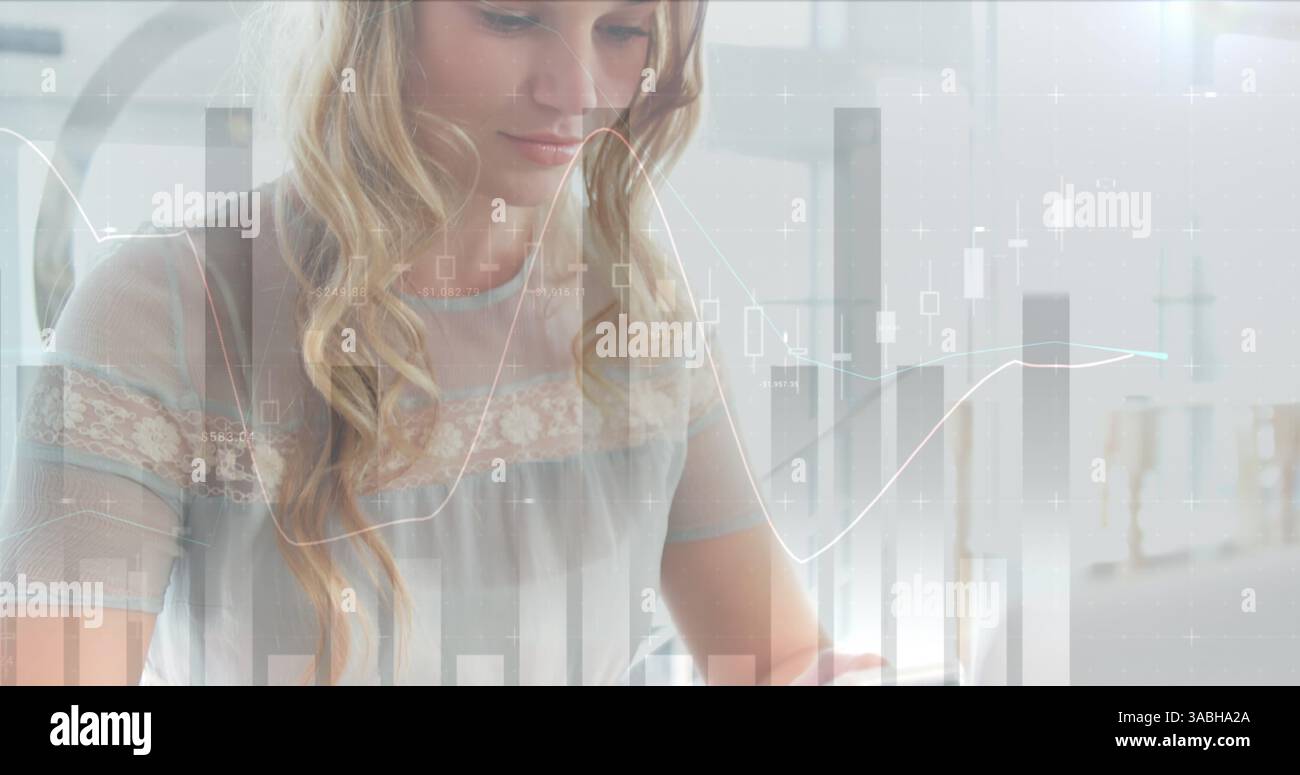 Image des statistiques et du traitement des données sur femme d'affaires à l'aide d'un smartphone Banque D'Images