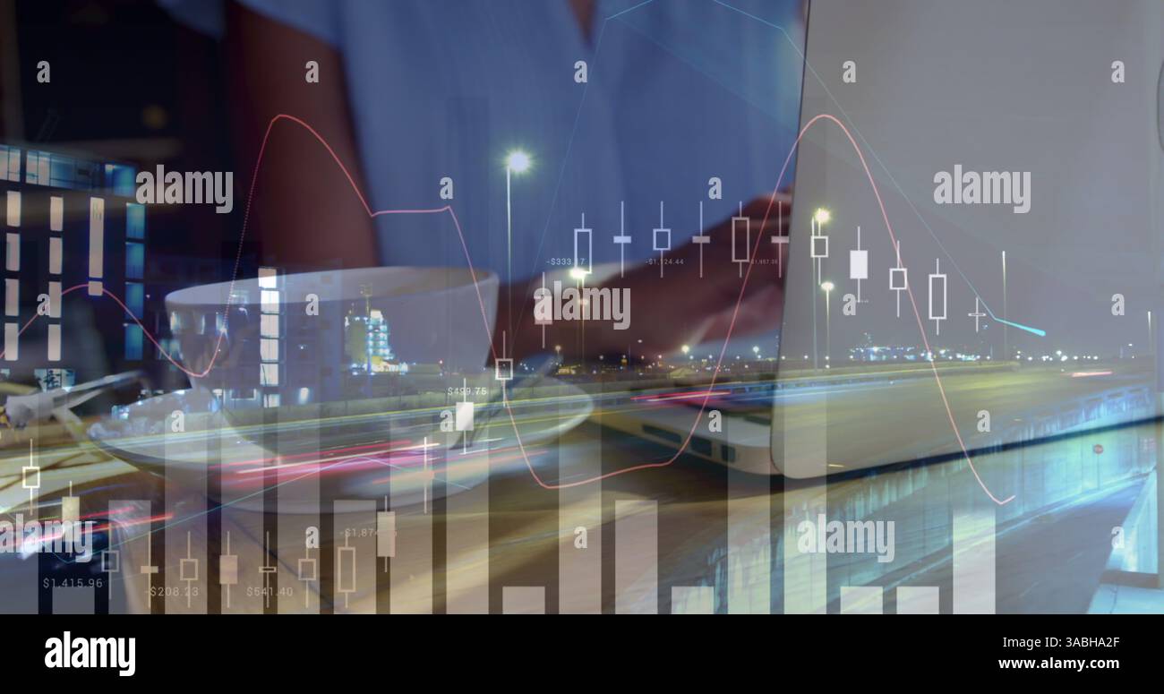 Image des statistiques et du traitement des données sur la femme d'affaires à l'aide d'un ordinateur portable Banque D'Images