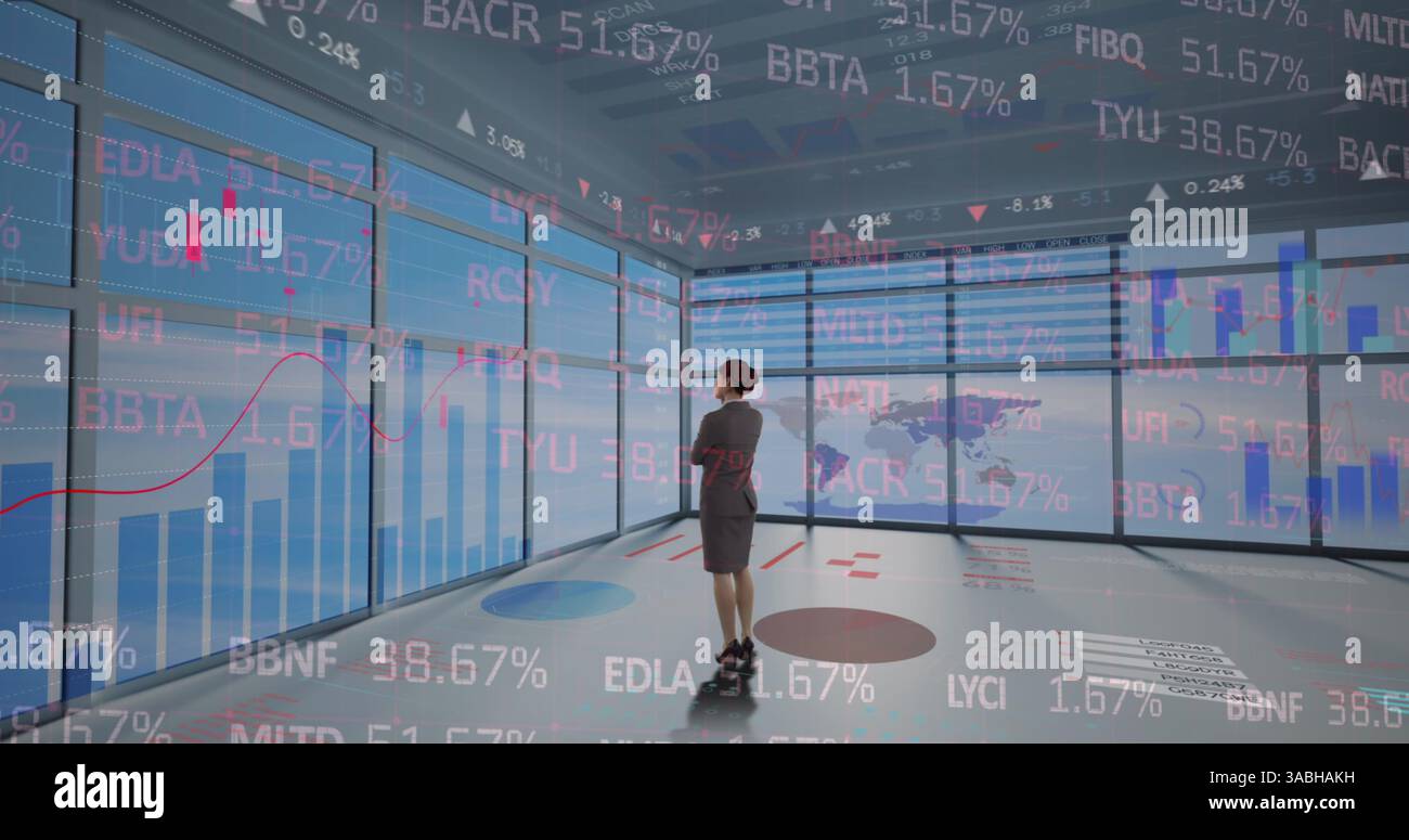 Image du traitement des données financières sur femme d'affaires au bureau Banque D'Images