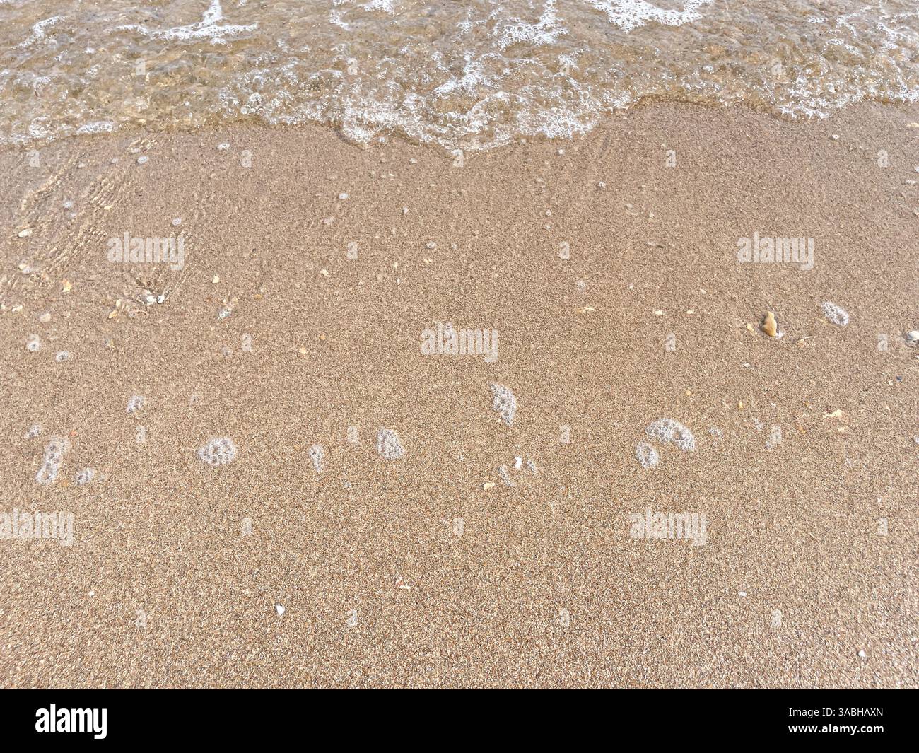 Vague de l'océan bleu doux sur une plage de sable. L'arrière-plan. - Image de stock capturée avec un smartphone