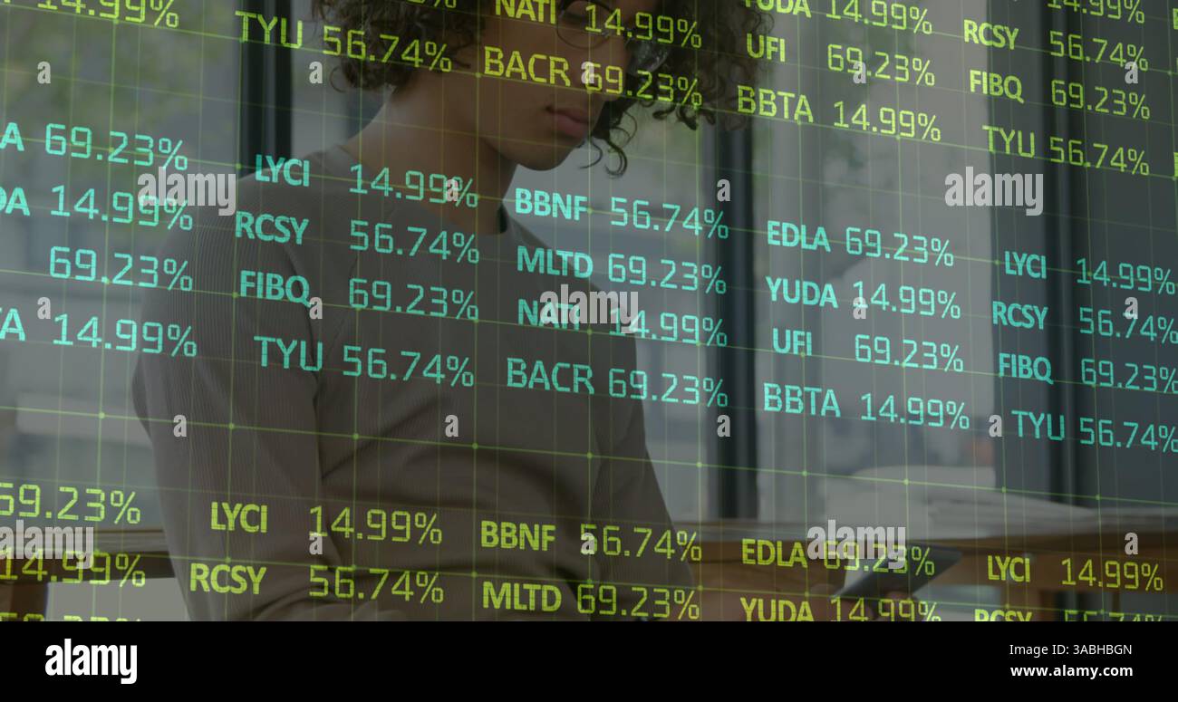 Image des statistiques et du traitement des données sur une femme utilisant un smartphone Banque D'Images