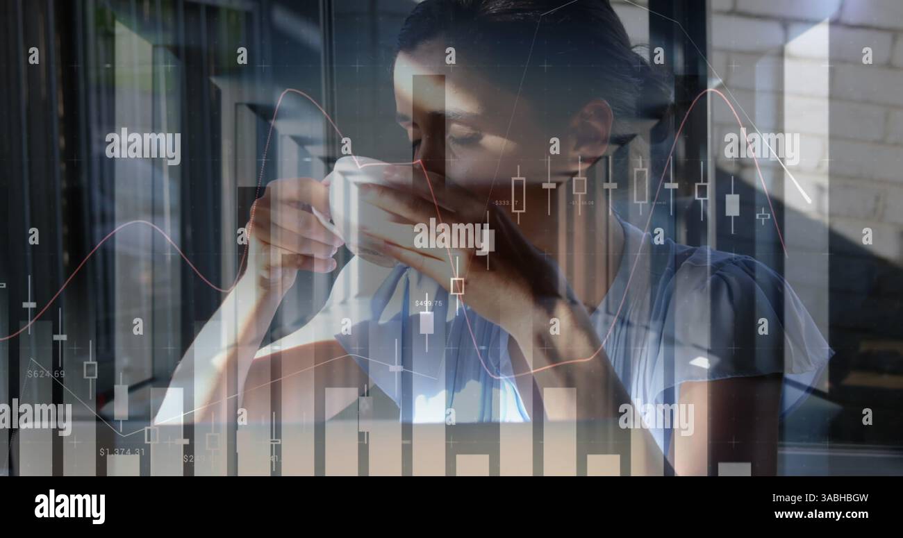 Image des statistiques et du traitement des données sur la femme à l'aide d'un ordinateur portable Banque D'Images