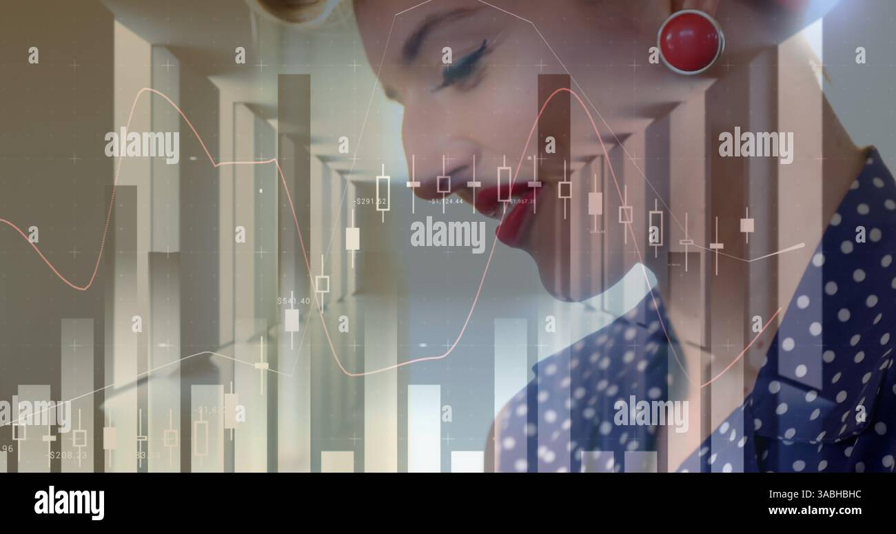 Image des statistiques et du traitement des données sur une femme utilisant un smartphone Banque D'Images