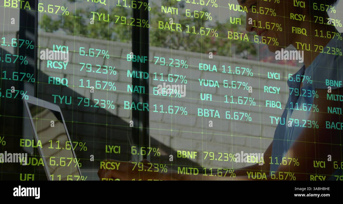 Image des statistiques et du traitement des données sur la femme à l'aide d'un ordinateur portable Banque D'Images