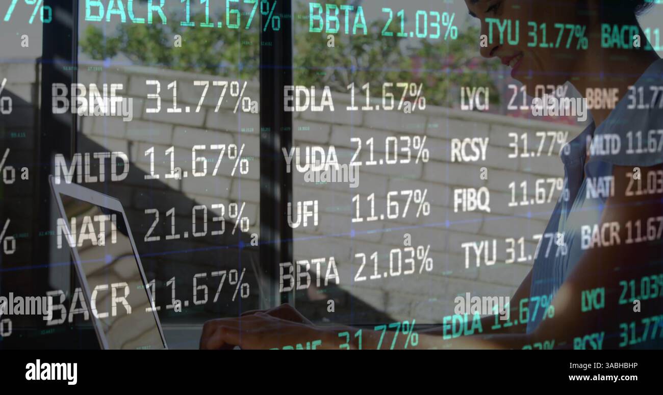 Image des statistiques et du traitement des données sur la femme à l'aide d'un ordinateur portable Banque D'Images