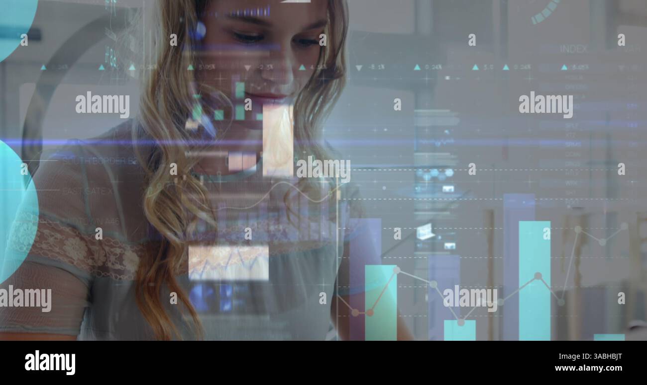 Image des statistiques et du traitement des données sur une femme utilisant un smartphone Banque D'Images