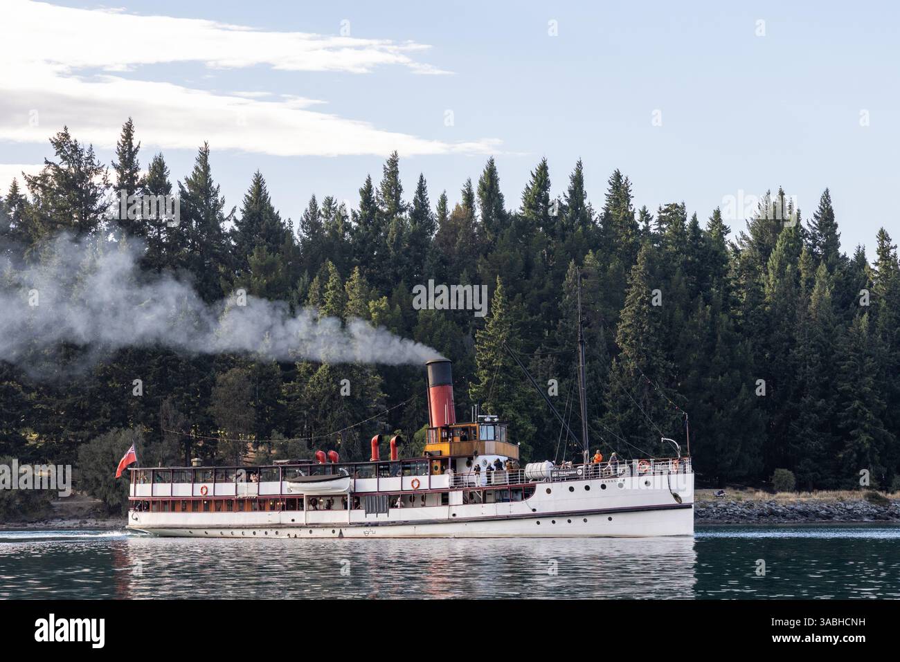 Navire à vapeur à charbon TSS Earnslaw départ pour une excursion sur le lac Wakatipu, Queenstown, Nouvelle-Zélande Banque D'Images