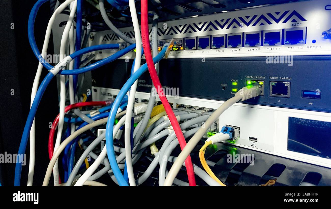 Commutateur et serveur de mise en réseau télécom, réseau, serveur de réseau de fibre, câble de réseau de salle pour connecter l'information de pare-feu d'ordinateur, technologie installée i Banque D'Images