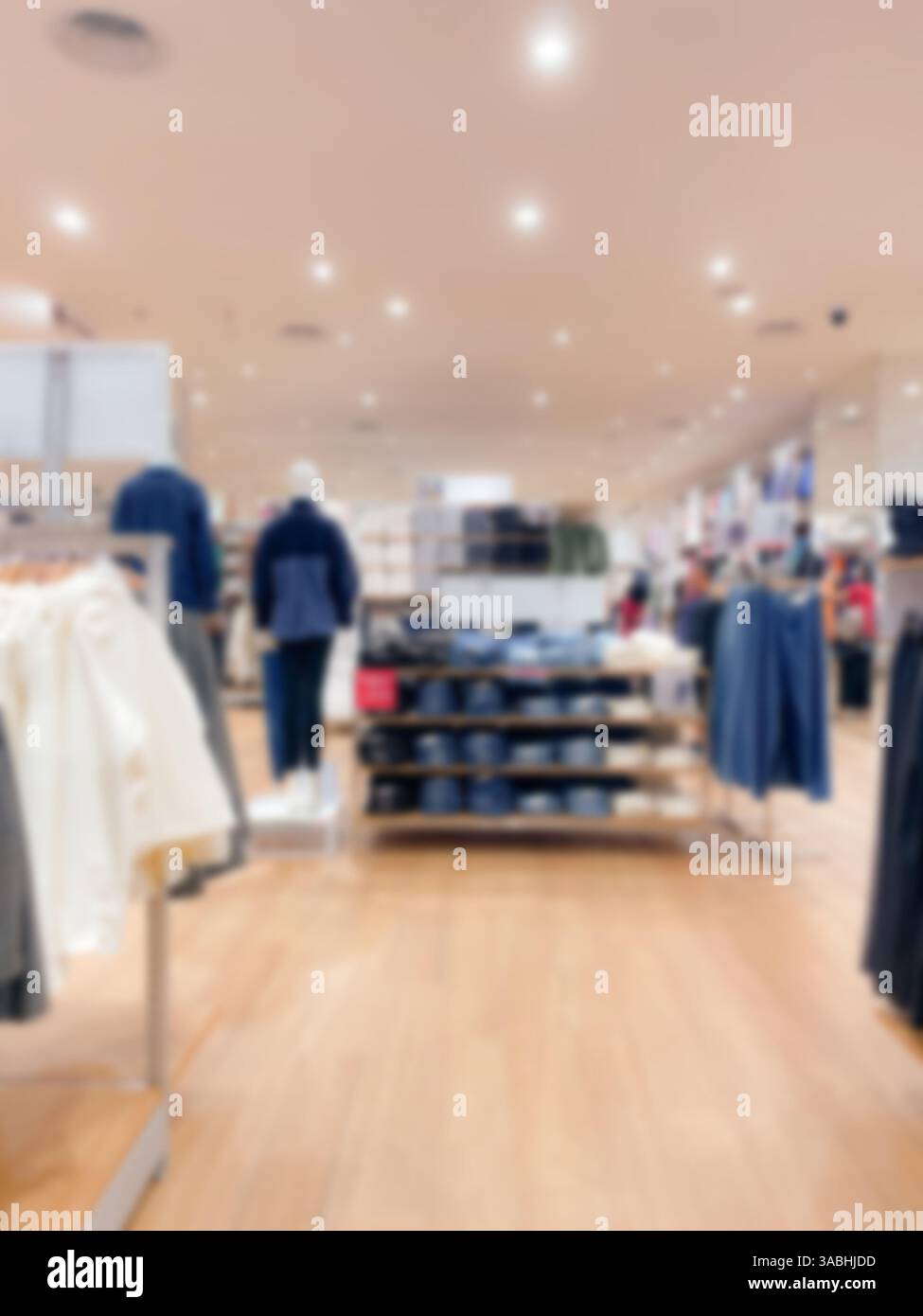 Abstrait flou beau centre commercial de luxe et magasins de détail intérieur pour l'arrière-plan - Image de stock capturée avec un smartphone