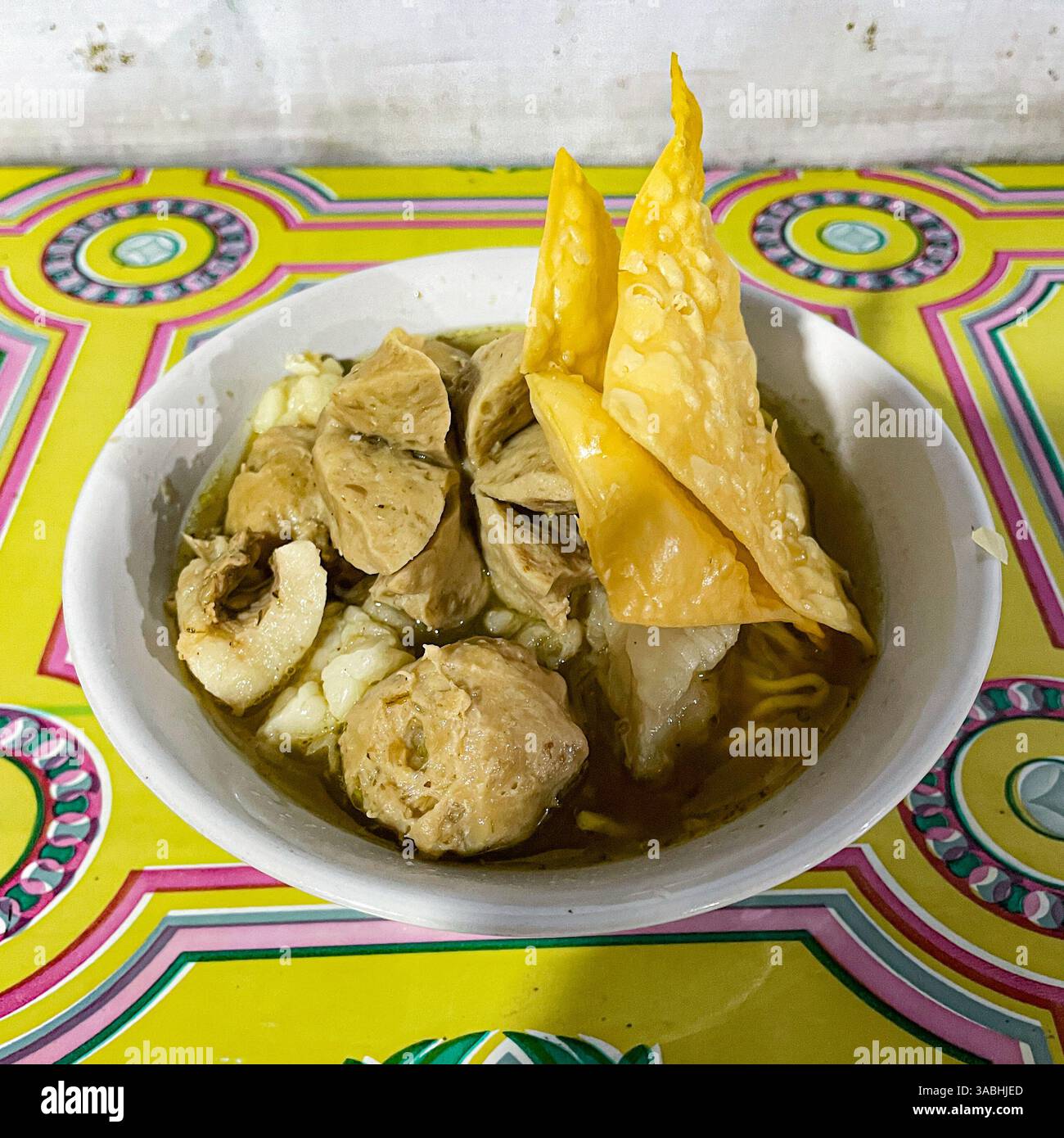 Bakso ou baso, cuisine traditionnelle indonésienne, avec boulettes de viande et nouilles servies dans un bouillon de bœuf - Image de stock capturée avec un smartphone