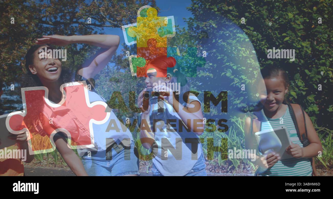 Image de texte de sensibilisation à l'autisme et des pièces de puzzle colorées sur des enfants jouant heureux Banque D'Images