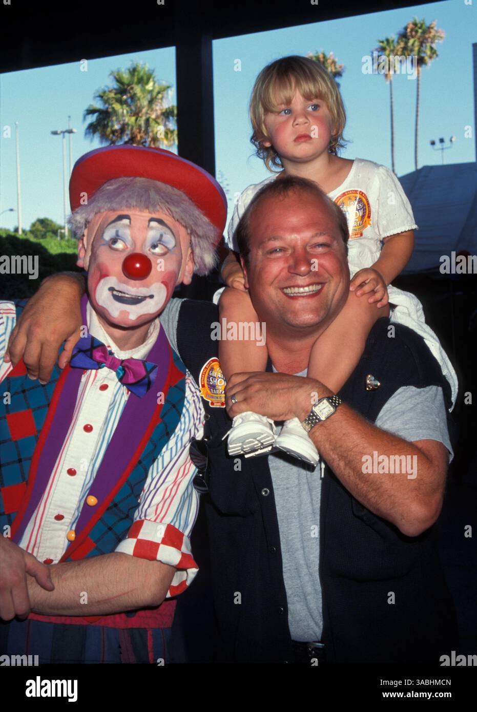 26 juil. 1995 - Los Angeles, CA, États-Unis - acteur MICHAEL CHIKLIS avec Autumn Chiklis et Clown au cirque Ringling Bros/Barnum/Bailey (crédit image : © Kathy Hutchins/ZUMA Press) Banque D'Images