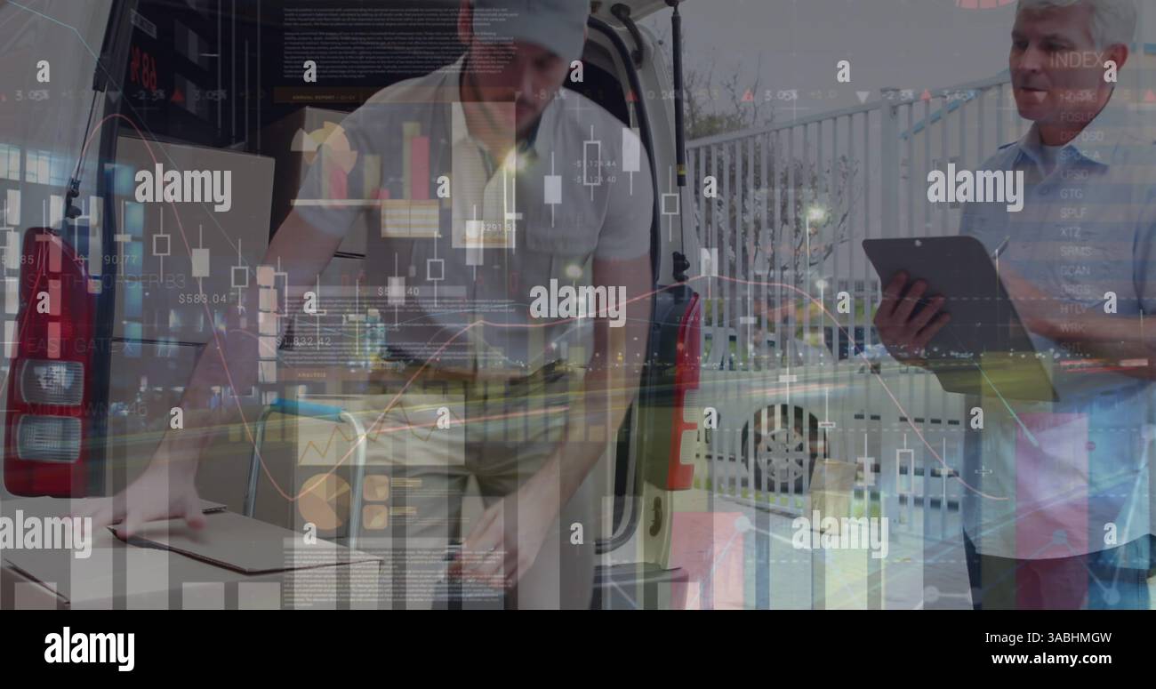 Image du traitement des données sur l'homme emballant des boîtes dans la voiture Banque D'Images