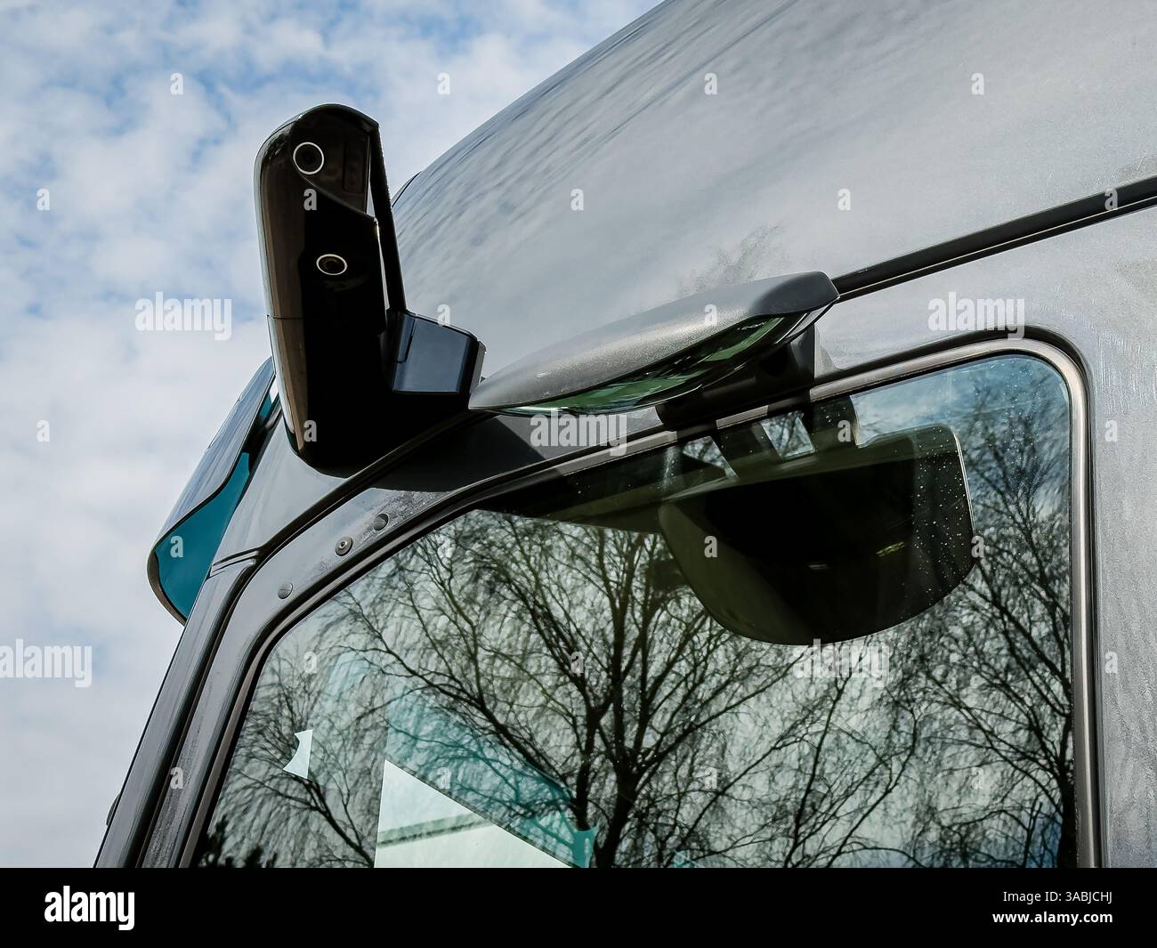 Un gros plan d'un rétroviseur de caméra arrière moderne sur un poids lourd (camion), offrant un affichage numérique clair de l'environnement. Ce technolog avancé Banque D'Images