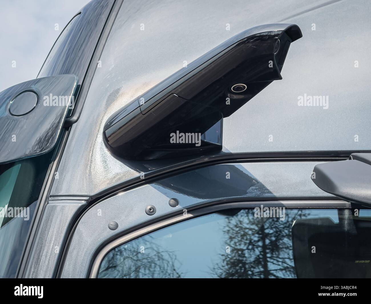 Un gros plan d'un rétroviseur de caméra arrière moderne sur un poids lourd (camion), offrant un affichage numérique clair de l'environnement. Ce technolog avancé Banque D'Images