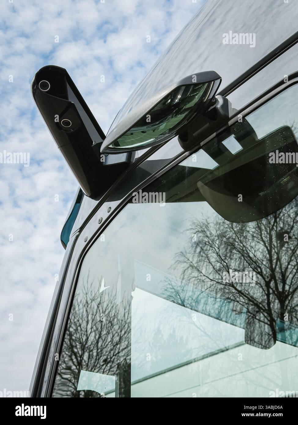 Un gros plan d'un rétroviseur de caméra arrière moderne sur un poids lourd (camion), offrant un affichage numérique clair de l'environnement. Ce technolog avancé Banque D'Images