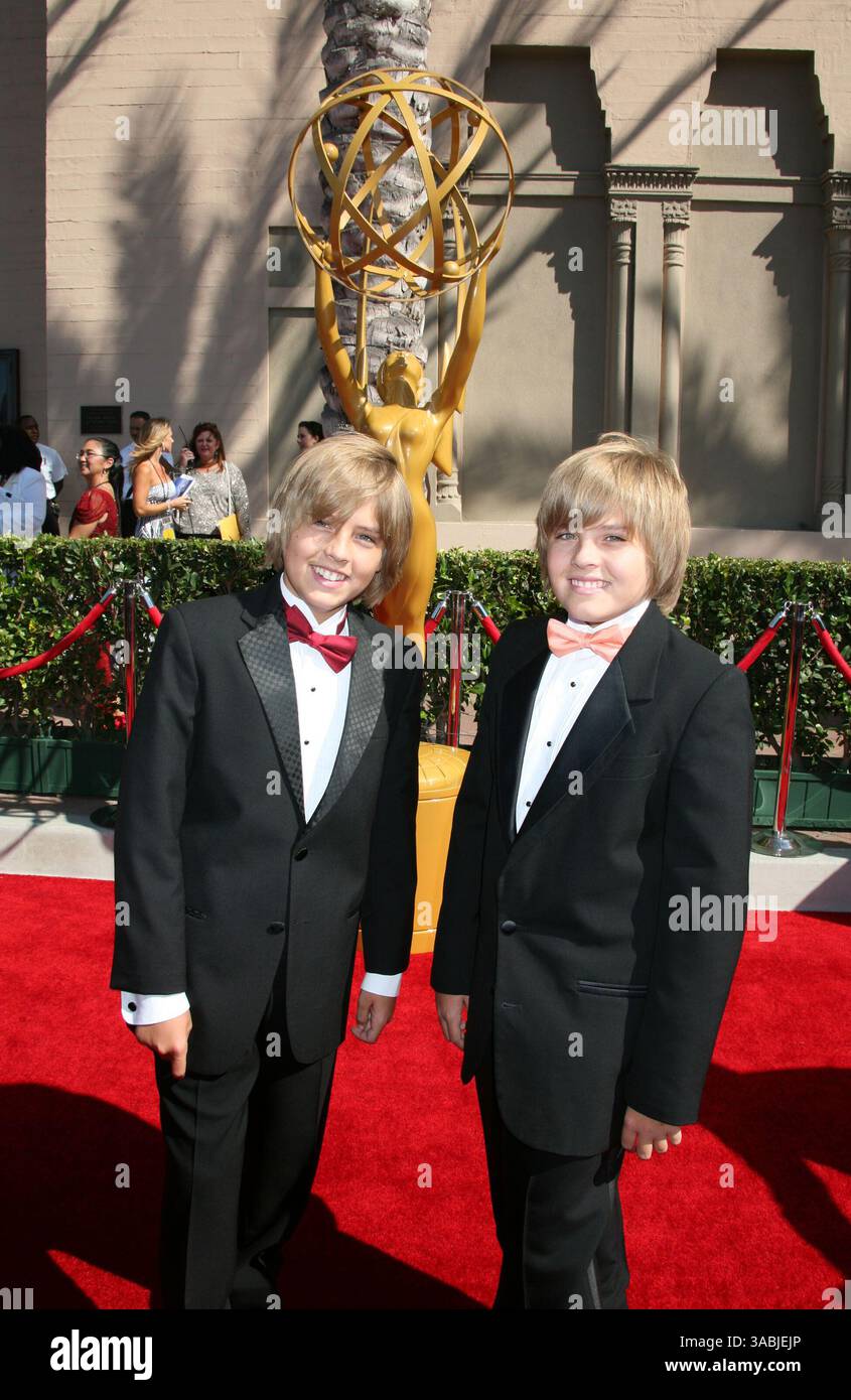 08 septembre 2007 - Los Angeles, CA, États-Unis - les acteurs COLE et DYLAN SPROUSE arrivent aux Creative Arts Emmys 2007 au Shrine Auditorium de Los Angeles, en Californie. (Crédit image : © Krista Kennell/ZUMA Press) Banque D'Images