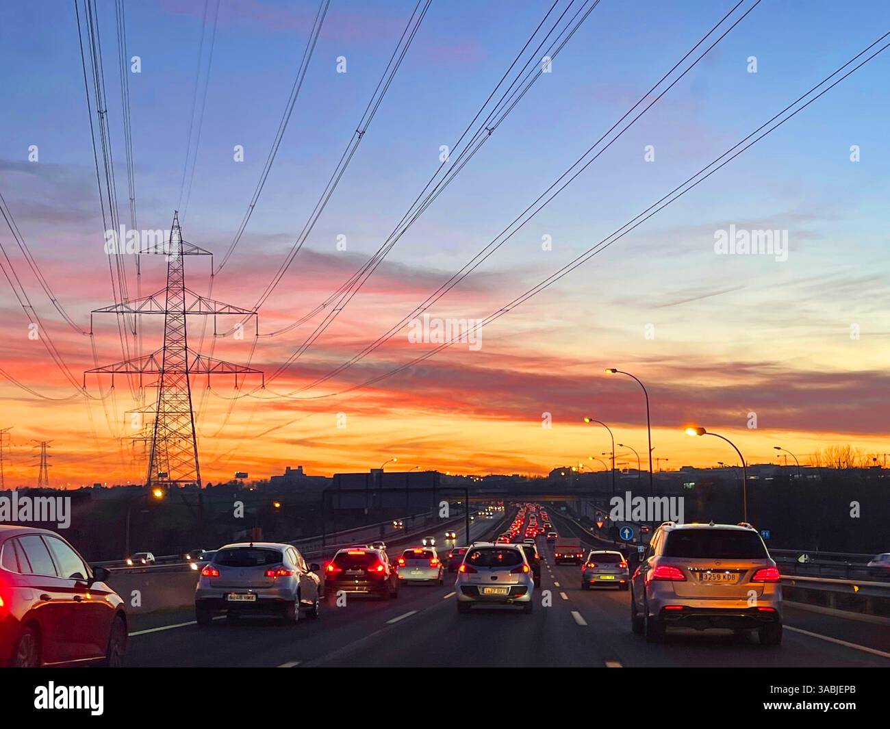 Trafic à l'aube. Autoroute a-1, Madrid, Espagne. - Image de stock capturée avec un smartphone