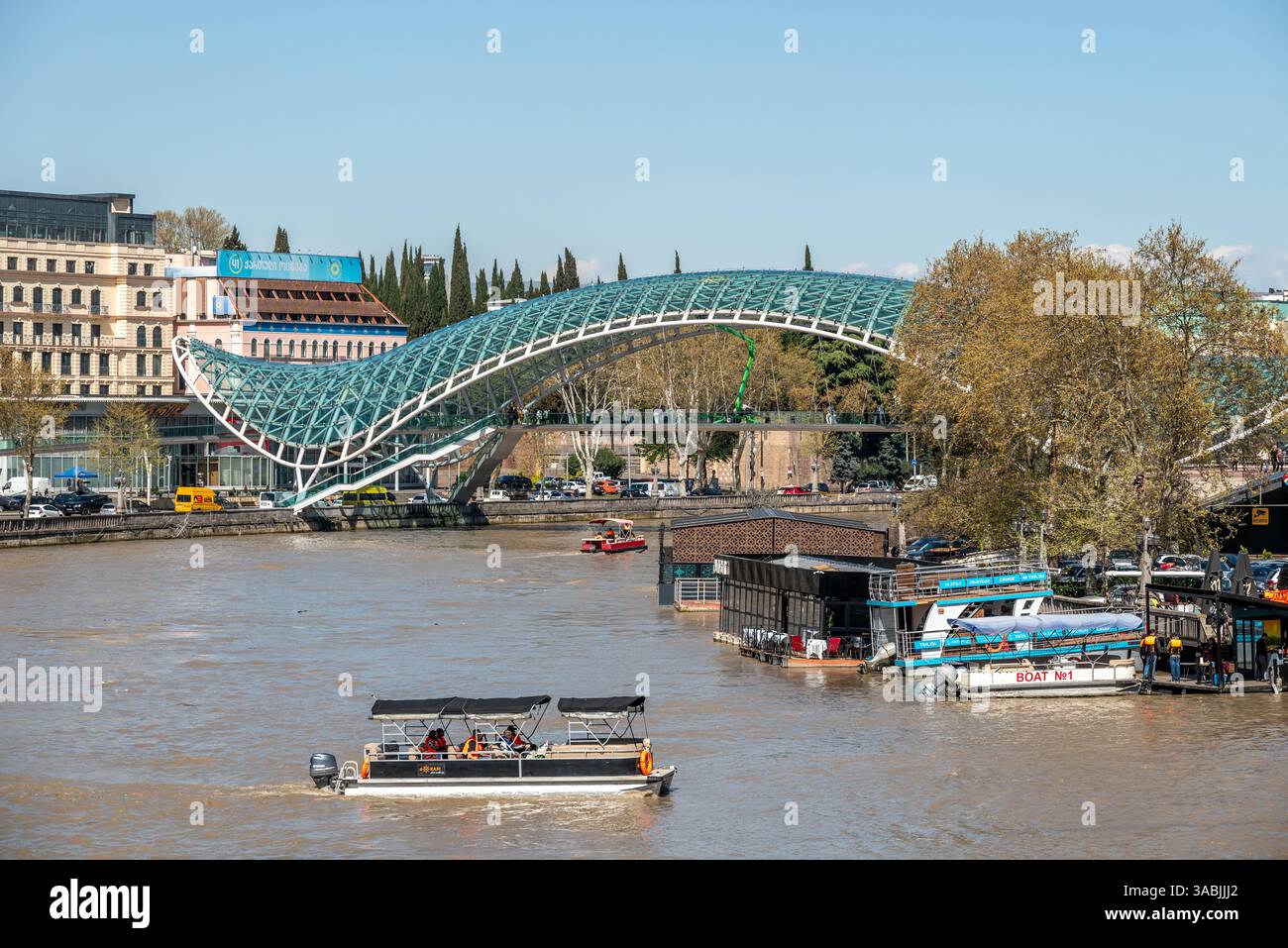 Pont de la paix, pont piétonnier en acier et en verre sur la rivière Kura Mtkvari dans le centre de Tbilissi, capitale de la Géorgie, le 1er avril 2025 Banque D'Images