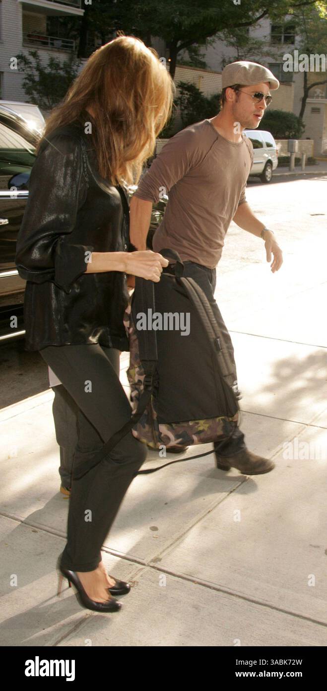 Sep 19, 2007 - New York, NY, USA - Acteurs ANGELINA JOLIE ET BRAD PITT prennent leur fils Maddox jolie-pitt à l'école au Lycée Francais de New York . (Crédit Image : © Nancy/Kaszerman ZUMA Press) Banque D'Images