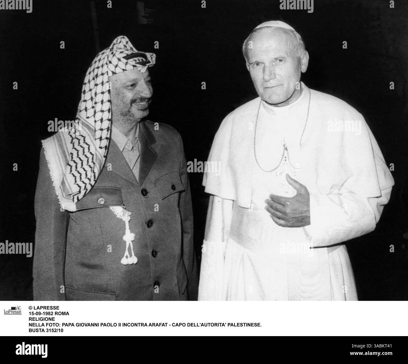 © LAPRESSE 15-09-1982 ROMA RELIGIONE NELLA FOTO : PAPA GIOVANNI PAOLO II INCONTRA ARAFAT - CAPO DELL'AUTORITA' PALESTINESE. BUSTA 3152/10 Banque D'Images