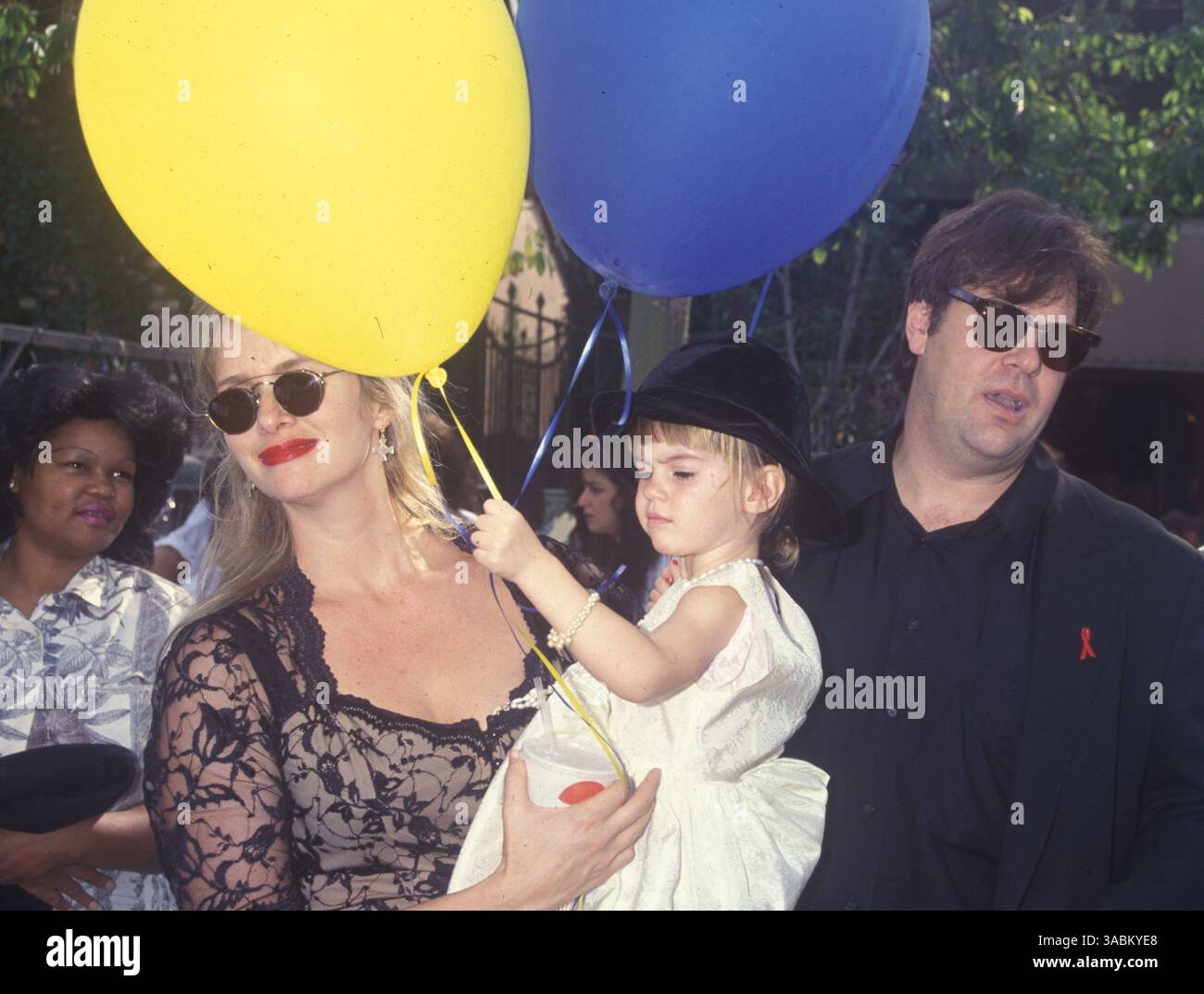 17 août 1993 - Los Angeles, CA, USA - DONNA DIXON avec Dan Akroyd et Danielle. (Crédit image : © Kathy Hutchins/ZUMA Press) RESTRICTIONS : fichier photo : date exacte et événement inconnu c. 1993 Banque D'Images