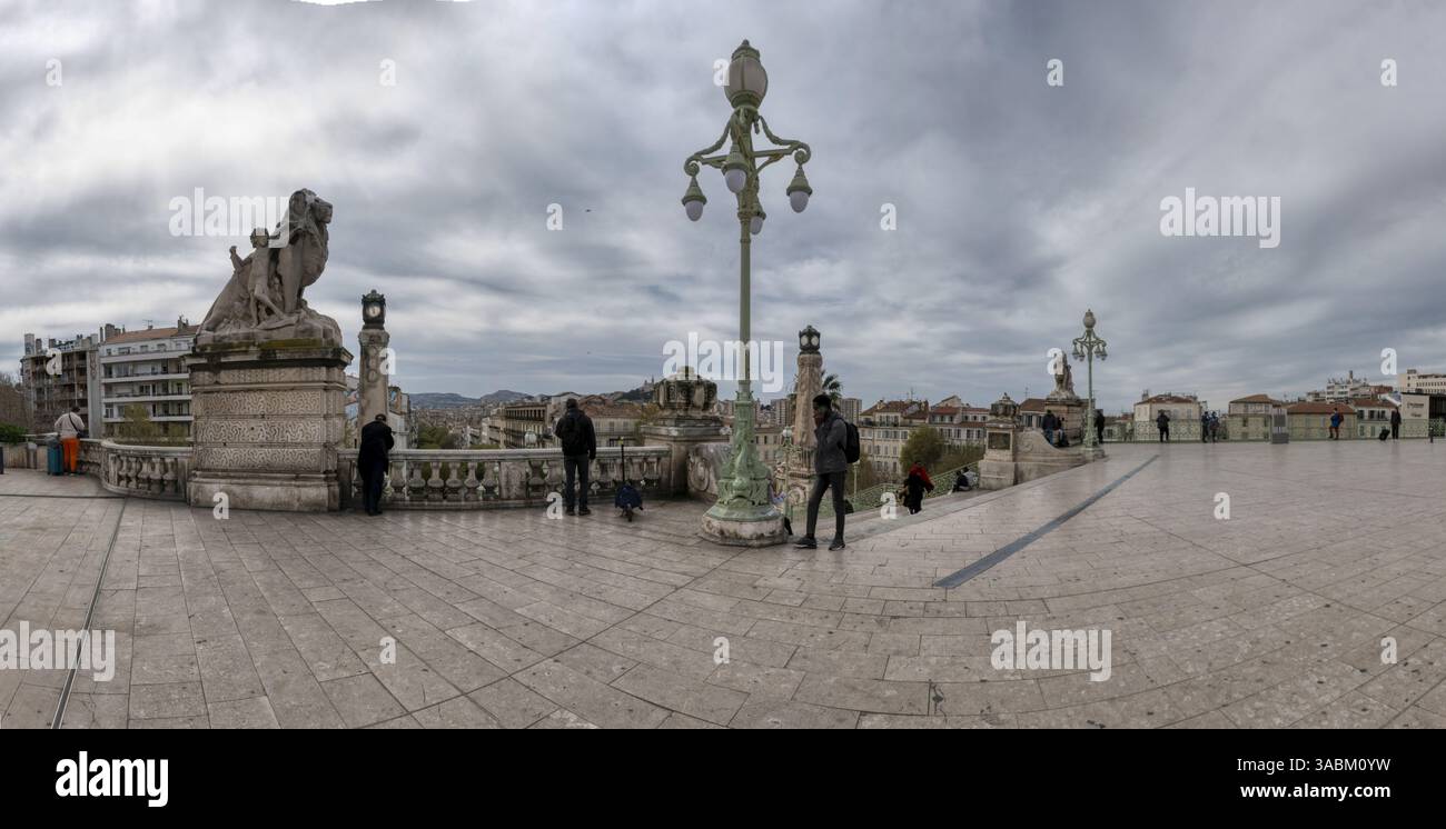 Marseille, France - 25 mars 2024 : vue panoramique de la monumentale gare Saint Charles, à Marseille, France. Banque D'Images