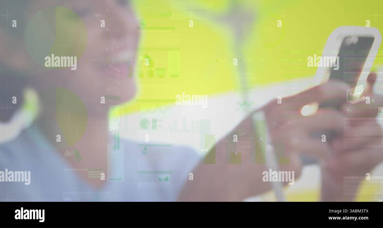 Image des statistiques et du traitement des données sur femme d'affaires à l'aide d'un smartphone Banque D'Images