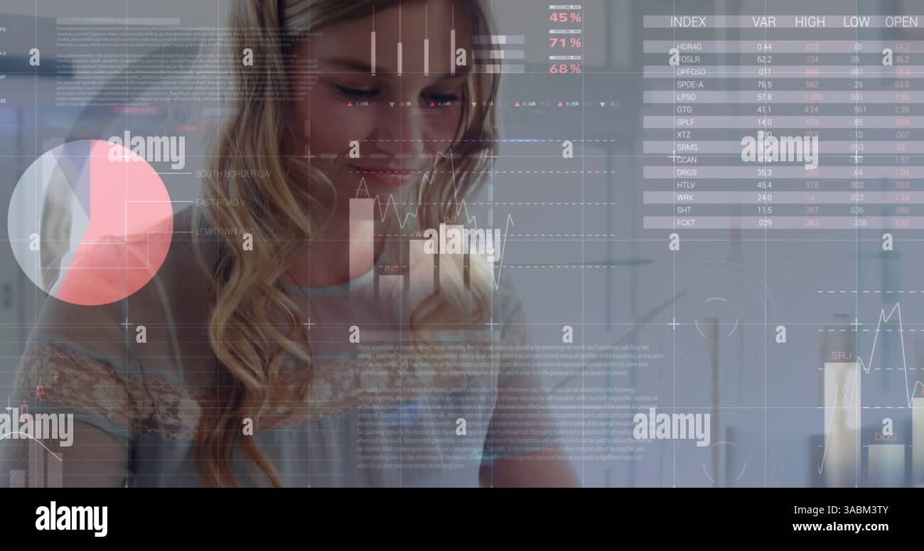 Image des statistiques et du traitement des données sur une femme utilisant un smartphone Banque D'Images