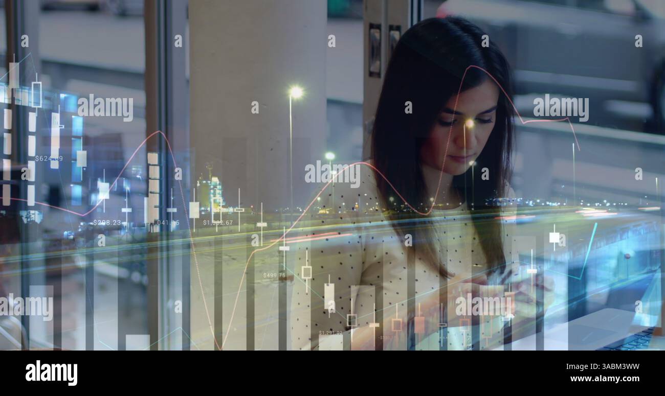 Image des statistiques et du traitement des données sur femme d'affaires à l'aide d'un smartphone Banque D'Images