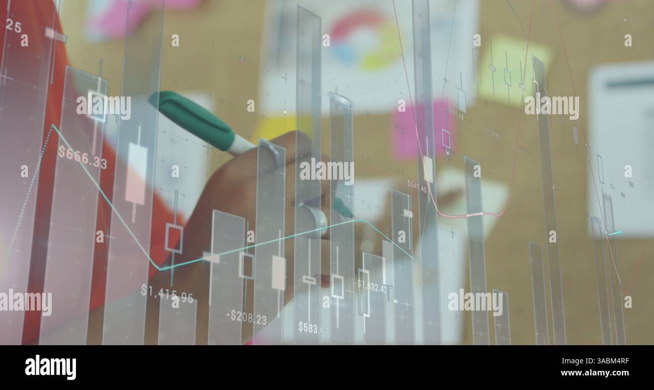 Image du traitement des données financières sur femme d'affaires prenant des notes Banque D'Images