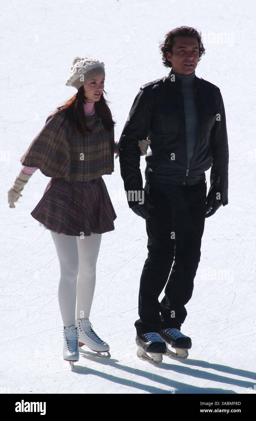 2 novembre 2007, New York City Leighton Meester et William Abadie étaient sur le plateau de l'émission télévisée ''Gossip Girl'' qui tournait à la patinoire Wollman à Central Park (crédit image : Banque D'Images