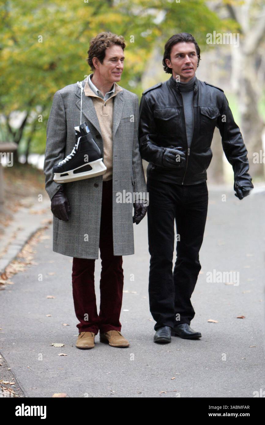 2 novembre 2007, New York John Shea et William Abadie étaient sur le plateau de l'émission télévisée ''Gossip Girl'' qui tournait à la patinoire Wollman à Central Park (crédit image : Banque D'Images