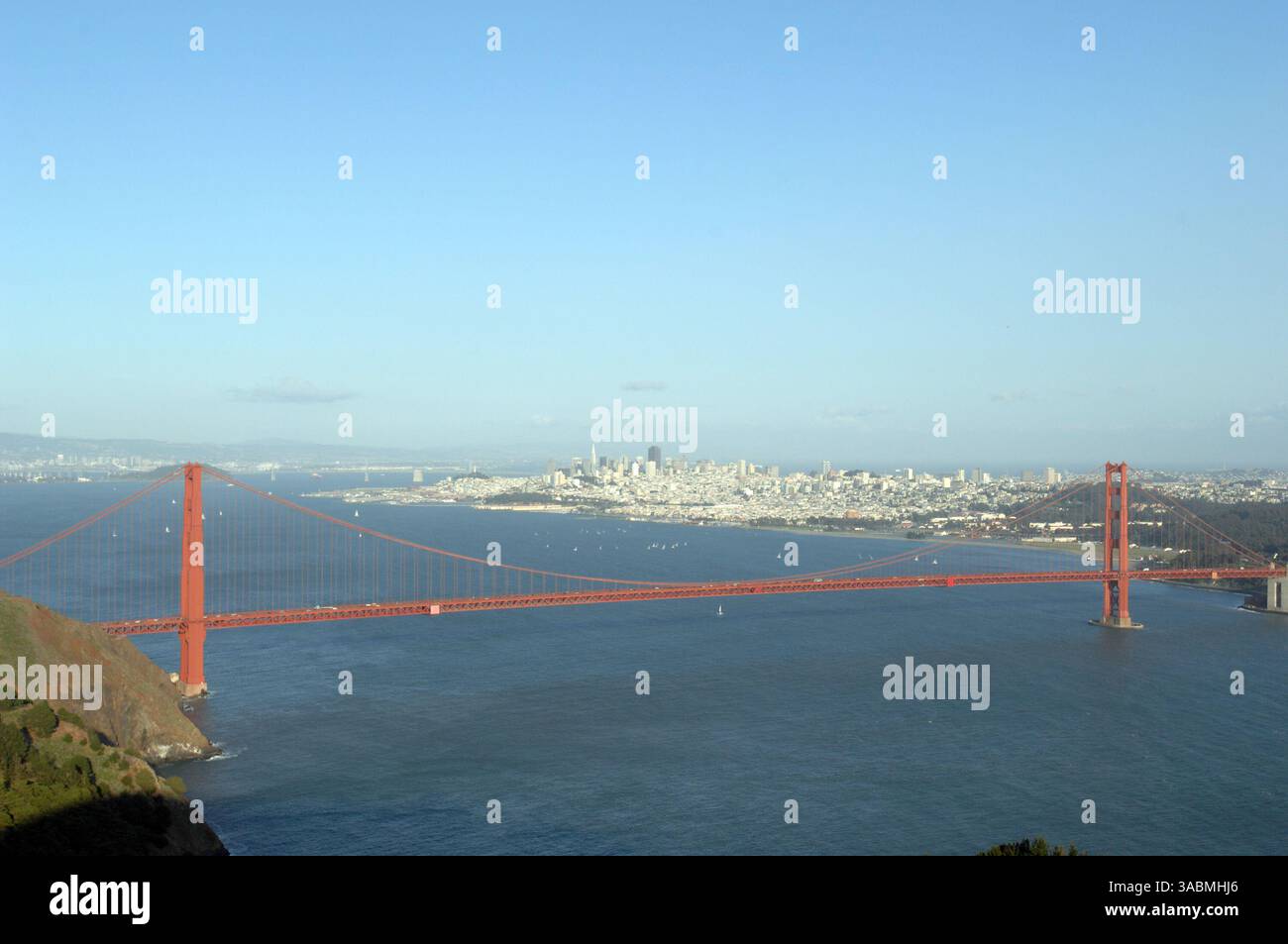 30 novembre 2007 - San Francisco, Californie, États-Unis - vue sur le Golden Gate Bridge. La 4e ville la plus peuplée de Californie et la 14e ville la plus peuplée des États-Unis, avec une population estimée à 744 041 habitants en 2006. San Francisco, l'une des grandes villes les plus densément peuplées des États-Unis, fait partie de la région beaucoup plus grande de la baie de San Francisco, qui abrite environ 7,2 millions d'habitants. La ville est située à la pointe de la péninsule de San Francisco, avec l'océan Pacifique à l'ouest, la baie de San Francisco à l'est et le Golden Gate au nord. San Francisco est un inter populaire Banque D'Images