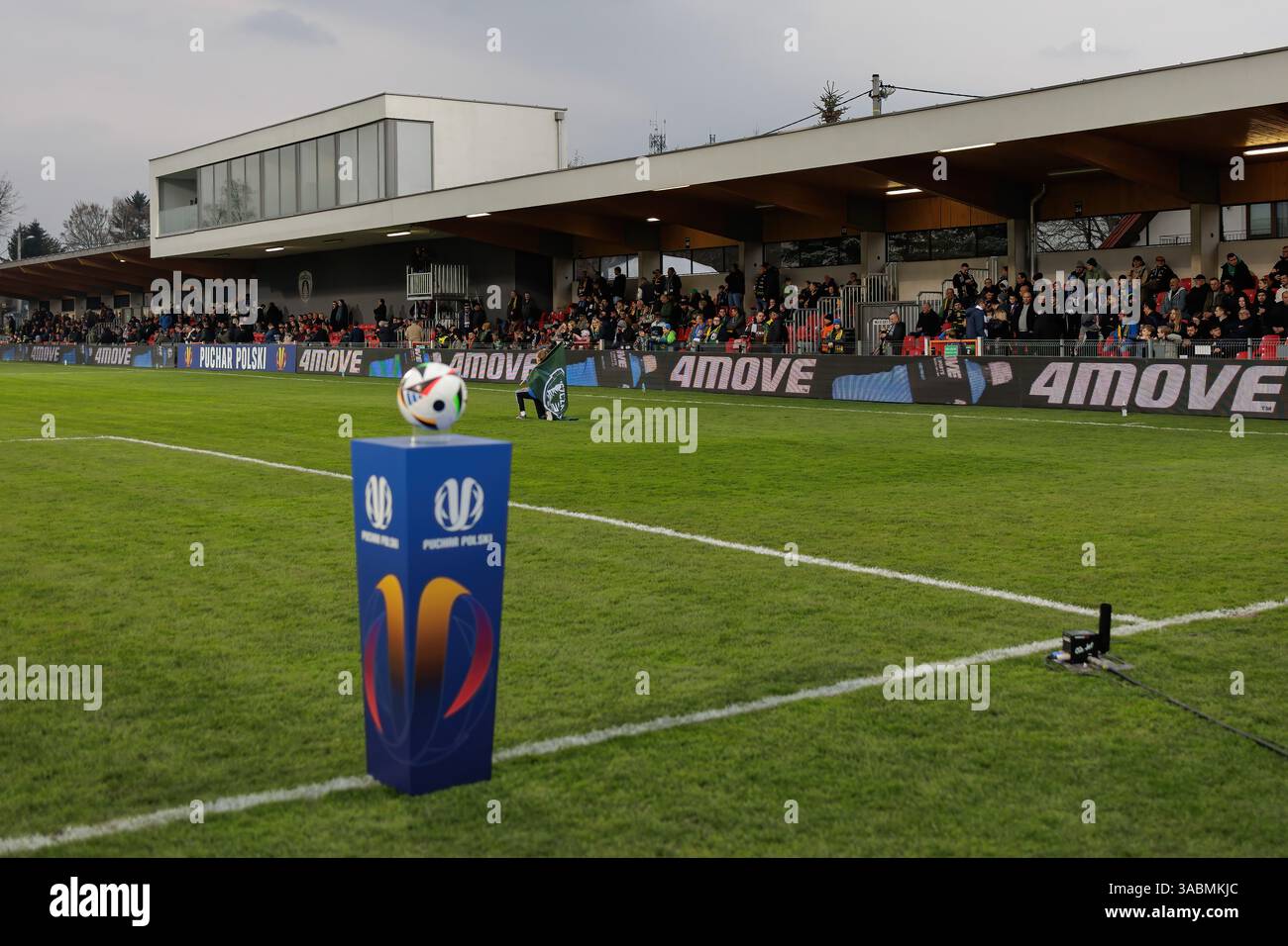 Niepolomice, Pologne, 1er avril 2025, match de football dans la demi-finale de la Coupe de Pologne entre Puszcza Niepolomice et Pogon Szczecin, Op : Pilka Na Stojaku, pu Banque D'Images