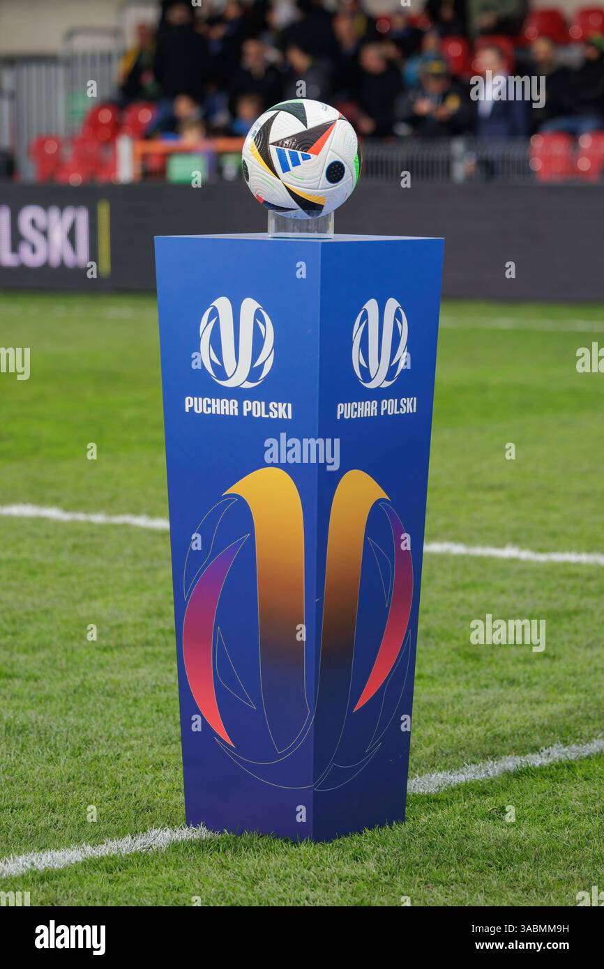 Niepolomice, Pologne, 1er avril 2025, match de football dans la demi-finale de la Coupe de Pologne entre Puszcza Niepolomice et Pogon Szczecin, Op : Pilka Na Stojaku, pu Banque D'Images