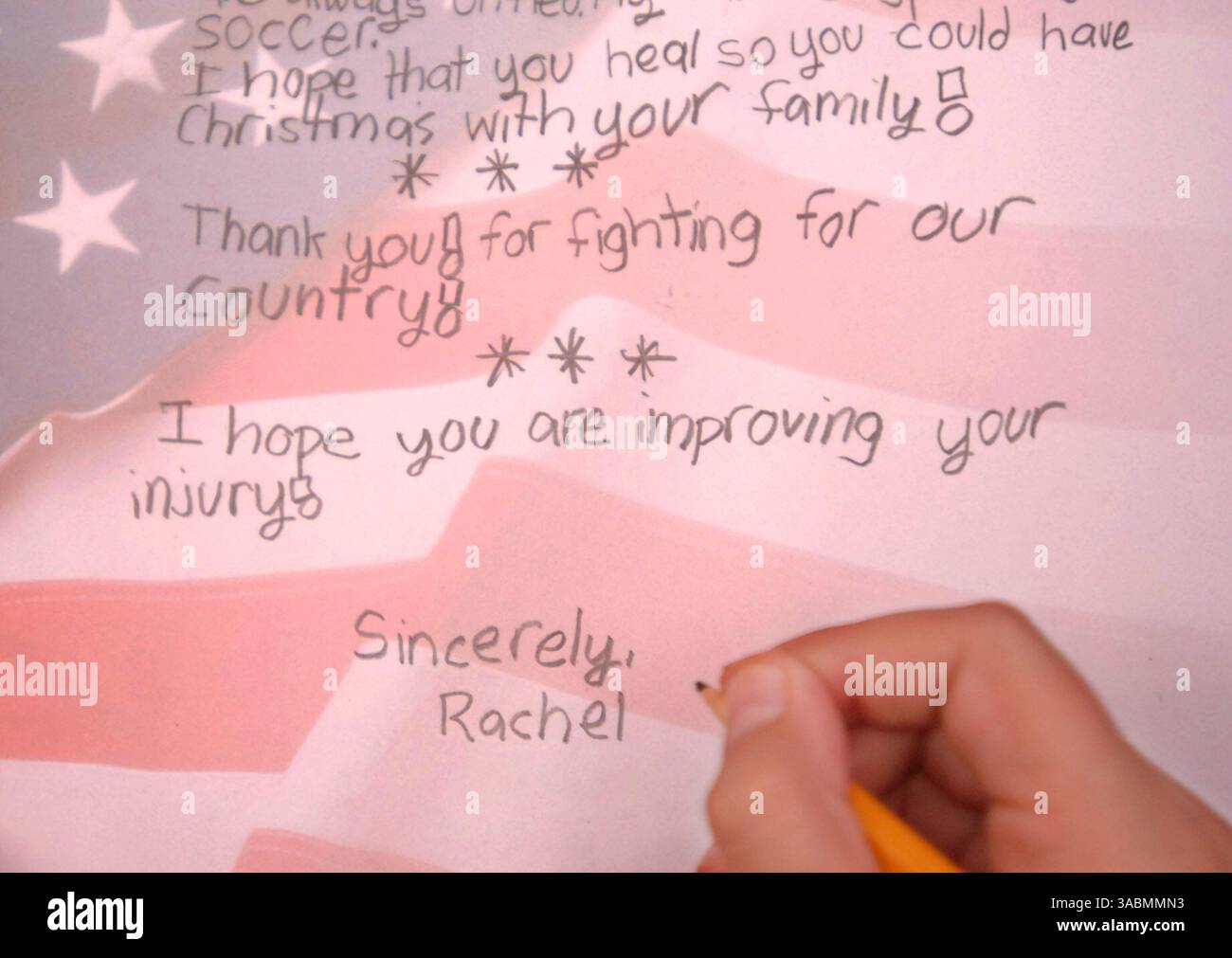 3 décembre 2007 - Danville, Californie, États-Unis - Rachel Murphy, 9 ans, finit sa dernière ébauche de lettre à un soldat après une visite du membre du Congrès Jerry McNerney à l'école primaire Greenbrook à Danville, Calif, le lundi 3 décembre 2007. McNerney a visité la classe pendant 15 minutes, écoutant les élèves lire les ébauches de leurs lettres et remerciant. McNerney collecte les cartes des résidents de son district et les livrera au personnel militaire qui a été envoyé au Walter Reed Army Medical Center à Washington, DC, et au National Naval Medical Center à Beth Banque D'Images